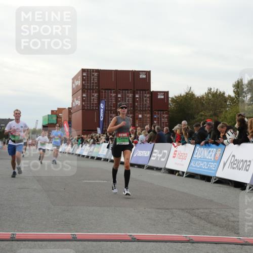 03.10.2025 - Köhlbrandbrückenlauf Yannick Fuchs http://msf.ph/oto/8994010 03.10.2025 16:04:24 Ziel 7245, 7308, 7338, 8818, 8825, 9213 meine-sportfotos.de