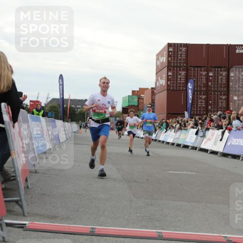 03.10.2025 - Köhlbrandbrückenlauf Yannick Fuchs http://msf.ph/oto/8994029 03.10.2025 16:04:24 Ziel 7245, 7308, 7338, 8818, 8825, 9213 meine-sportfotos.de