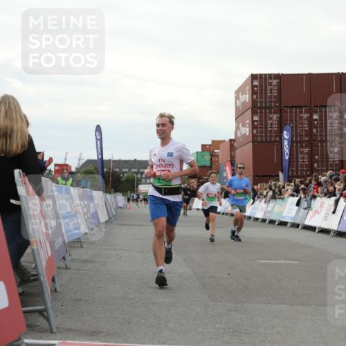 03.10.2025 - Köhlbrandbrückenlauf Yannick Fuchs http://msf.ph/oto/8994041 03.10.2025 16:04:25 Ziel 7245, 7308, 7338, 8818, 8825, 9213 meine-sportfotos.de