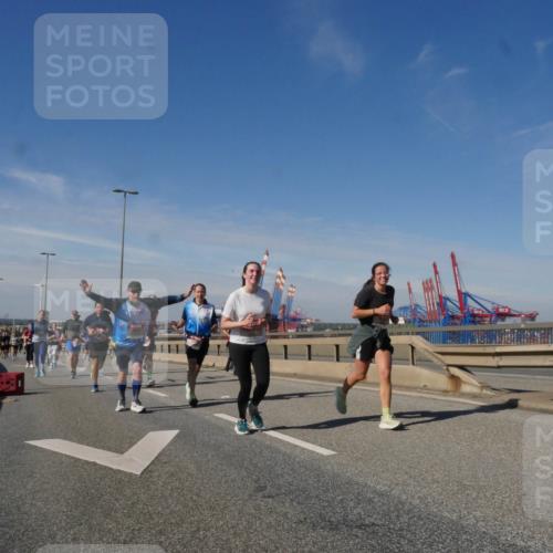 03.10.2025 - Köhlbrandbrückenlauf Matties Gatica Varas http://msf.ph/oto/8994056 03.10.2025 12:47:34 Position 2 118 meine-sportfotos.de