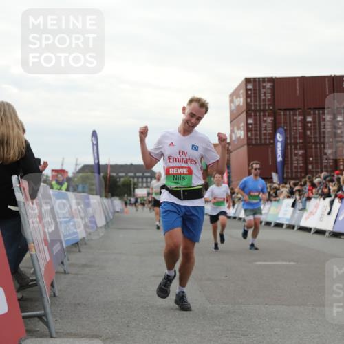 03.10.2025 - Köhlbrandbrückenlauf Yannick Fuchs http://msf.ph/oto/8994059 03.10.2025 16:04:25 Ziel 7245, 7308, 7338, 8818, 8825, 9213 meine-sportfotos.de