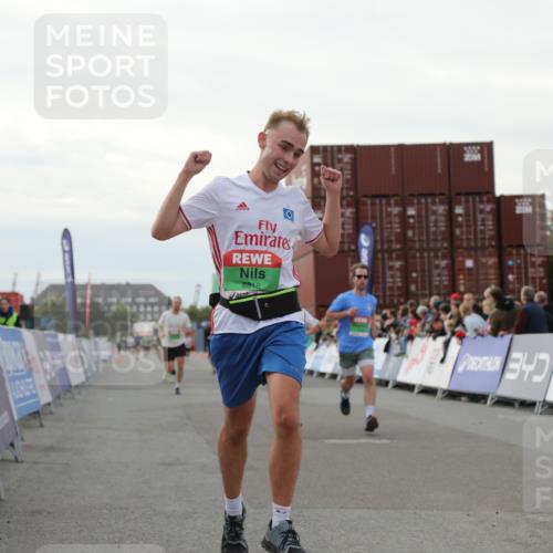 03.10.2025 - Köhlbrandbrückenlauf Yannick Fuchs http://msf.ph/oto/8994071 03.10.2025 16:04:26 Ziel 7245, 7308, 7338, 7455, 8818, 8825, 9213 meine-sportfotos.de