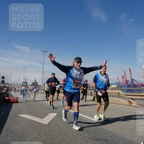 03.10.2025 - Köhlbrandbrückenlauf Matties Gatica Varas http://msf.ph/oto/8994075 03.10.2025 12:47:35 Position 2 590 meine-sportfotos.de