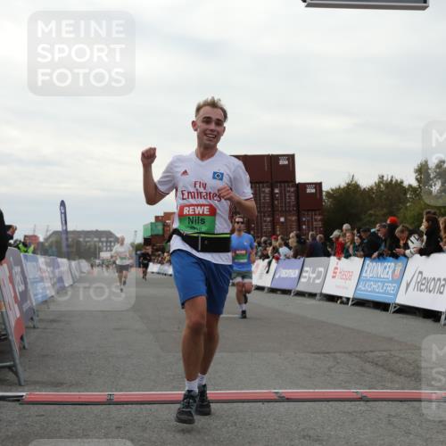 03.10.2025 - Köhlbrandbrückenlauf Yannick Fuchs http://msf.ph/oto/8994076 03.10.2025 16:04:26 Ziel 7245, 7308, 7338, 7455, 8818, 8825, 9213 meine-sportfotos.de