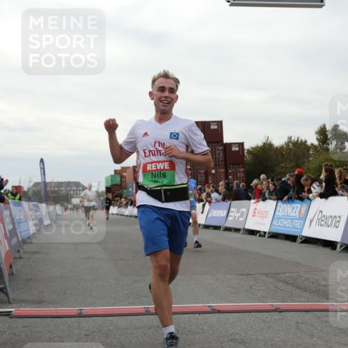03.10.2025 - Köhlbrandbrückenlauf Yannick Fuchs http://msf.ph/oto/8994081 03.10.2025 16:04:26 Ziel 7245, 7308, 7338, 7455, 8818, 8825, 9213 meine-sportfotos.de