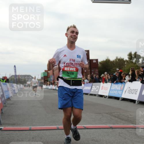 03.10.2025 - Köhlbrandbrückenlauf Yannick Fuchs http://msf.ph/oto/8994087 03.10.2025 16:04:26 Ziel 7245, 7308, 7338, 7455, 8818, 8825, 9213 meine-sportfotos.de