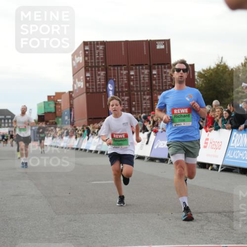 03.10.2025 - Köhlbrandbrückenlauf Yannick Fuchs http://msf.ph/oto/8994111 03.10.2025 16:04:27 Ziel 7245, 7308, 7338, 7455, 8818, 8825, 9213 meine-sportfotos.de