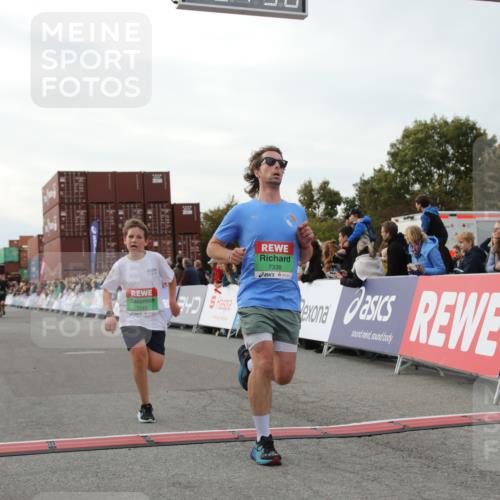 03.10.2025 - Köhlbrandbrückenlauf Yannick Fuchs http://msf.ph/oto/8994130 03.10.2025 16:04:28 Ziel 7245, 7308, 7338, 7455, 8818, 8825 meine-sportfotos.de