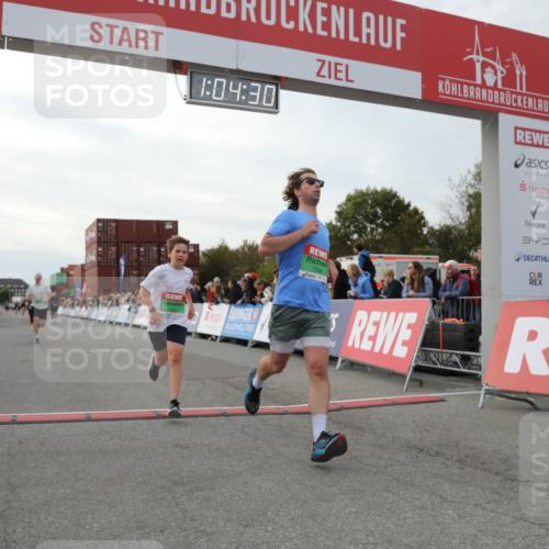03.10.2025 - Köhlbrandbrückenlauf Yannick Fuchs http://msf.ph/oto/8994135 03.10.2025 16:04:28 Ziel 7245, 7308, 7338, 7455, 8818, 8825 meine-sportfotos.de