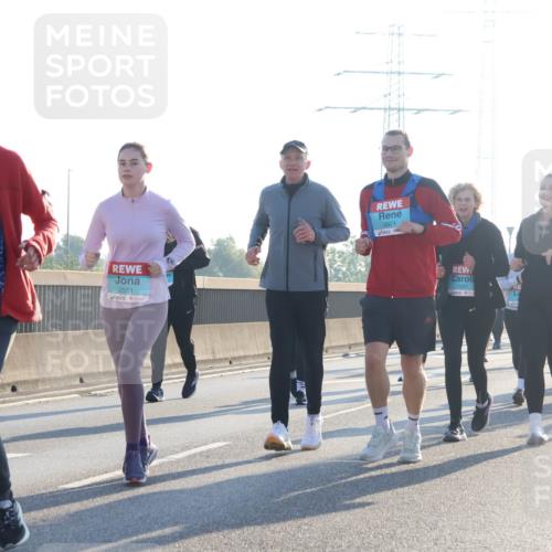 03.10.2025 - Köhlbrandbrückenlauf Luisa Fischer http://msf.ph/oto/8994141 03.10.2025 10:23:21 Position 3 2414, 2551, 2374, 2557 meine-sportfotos.de