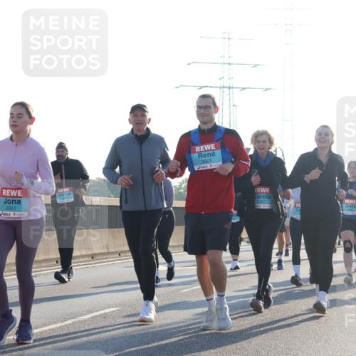 03.10.2025 - Köhlbrandbrückenlauf Luisa Fischer http://msf.ph/oto/8994143 03.10.2025 10:23:21 Position 3 2374, 2551, 2557 meine-sportfotos.de