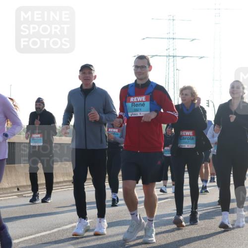 03.10.2025 - Köhlbrandbrückenlauf Luisa Fischer http://msf.ph/oto/8994147 03.10.2025 10:23:21 Position 3 2551, 2374, 2557 meine-sportfotos.de