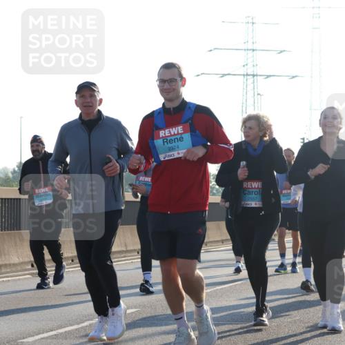 03.10.2025 - Köhlbrandbrückenlauf Luisa Fischer http://msf.ph/oto/8994151 03.10.2025 10:23:22 Position 3 2551, 2374, 2557 meine-sportfotos.de