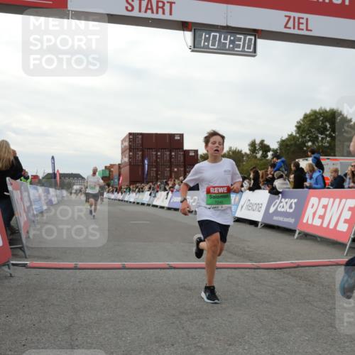 03.10.2025 - Köhlbrandbrückenlauf Yannick Fuchs http://msf.ph/oto/8994158 03.10.2025 16:04:29 Ziel 7245, 7338, 7455, 8818, 8825, 8937 meine-sportfotos.de