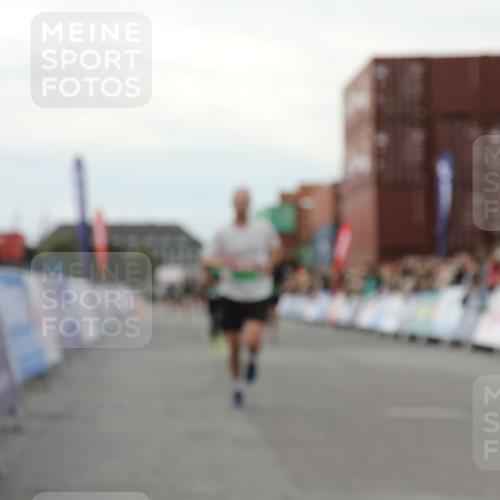 03.10.2025 - Köhlbrandbrückenlauf Yannick Fuchs http://msf.ph/oto/8994165 03.10.2025 16:04:29 Ziel 7245, 7338, 7455, 8818, 8825, 8937 meine-sportfotos.de