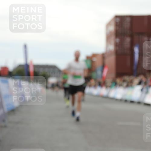 03.10.2025 - Köhlbrandbrückenlauf Yannick Fuchs http://msf.ph/oto/8994169 03.10.2025 16:04:29 Ziel 7245, 7338, 7455, 8818, 8825, 8937 meine-sportfotos.de