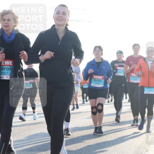 03.10.2025 - Köhlbrandbrückenlauf Luisa Fischer http://msf.ph/oto/8994170 03.10.2025 10:23:23 Position 3 2557, 2249, 2439, 2211 meine-sportfotos.de