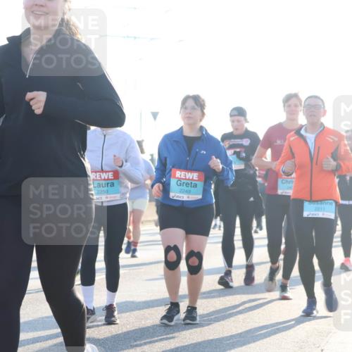 03.10.2025 - Köhlbrandbrückenlauf Luisa Fischer http://msf.ph/oto/8994173 03.10.2025 10:23:24 Position 3 57, 2250, 2249, 247, 2211 meine-sportfotos.de
