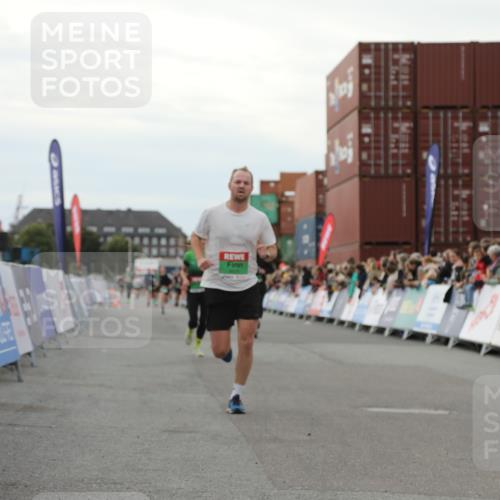 03.10.2025 - Köhlbrandbrückenlauf Yannick Fuchs http://msf.ph/oto/8994176 03.10.2025 16:04:29 Ziel 7245, 7338, 7455, 8818, 8825, 8937 meine-sportfotos.de