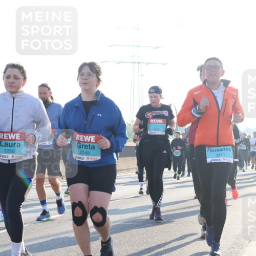 03.10.2025 - Köhlbrandbrückenlauf Luisa Fischer http://msf.ph/oto/8994186 03.10.2025 10:23:25 Position 3 2250, 2249, 3754, 2211 meine-sportfotos.de