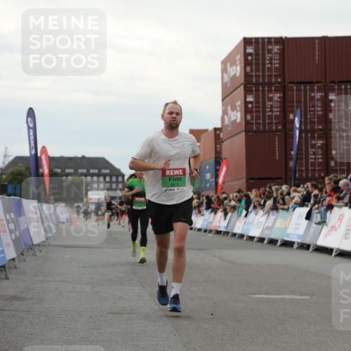03.10.2025 - Köhlbrandbrückenlauf Yannick Fuchs http://msf.ph/oto/8994188 03.10.2025 16:04:30 Ziel 7245, 7338, 7455, 8825, 8937 meine-sportfotos.de