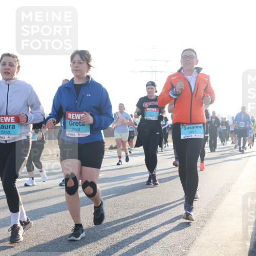 03.10.2025 - Köhlbrandbrückenlauf Luisa Fischer http://msf.ph/oto/8994193 03.10.2025 10:23:26 Position 3 2250, 2249, 2211, 1 meine-sportfotos.de