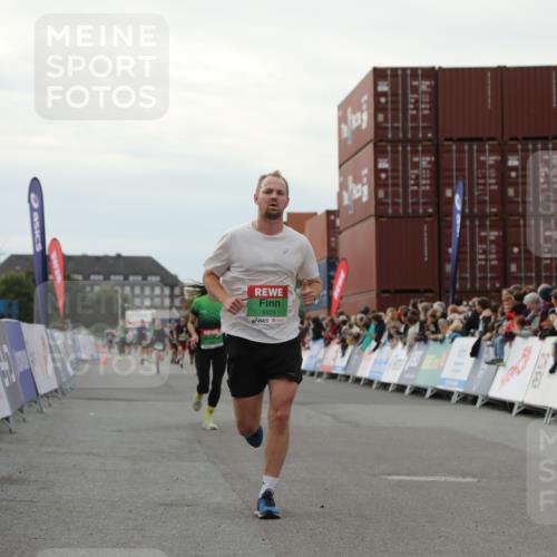 03.10.2025 - Köhlbrandbrückenlauf Yannick Fuchs http://msf.ph/oto/8994194 03.10.2025 16:04:30 Ziel 7245, 7338, 7455, 8825, 8937 meine-sportfotos.de