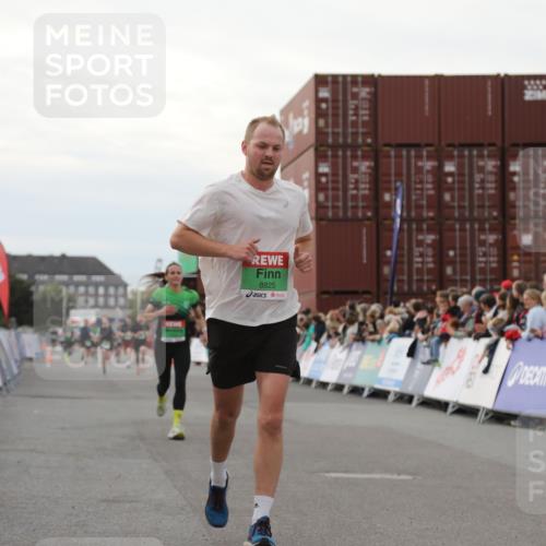 03.10.2025 - Köhlbrandbrückenlauf Yannick Fuchs http://msf.ph/oto/8994199 03.10.2025 16:04:31 Ziel 7245, 7338, 7455, 8825, 8937 meine-sportfotos.de