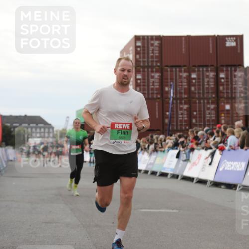 03.10.2025 - Köhlbrandbrückenlauf Yannick Fuchs http://msf.ph/oto/8994204 03.10.2025 16:04:31 Ziel 7245, 7338, 7455, 8825, 8937 meine-sportfotos.de