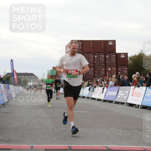 03.10.2025 - Köhlbrandbrückenlauf Yannick Fuchs http://msf.ph/oto/8994208 03.10.2025 16:04:31 Ziel 7245, 7338, 7455, 8825, 8937 meine-sportfotos.de