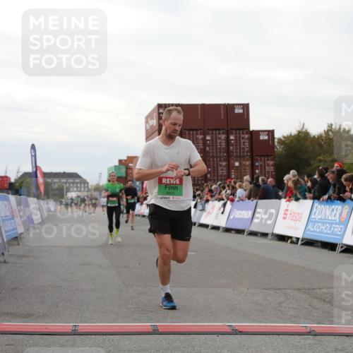 03.10.2025 - Köhlbrandbrückenlauf Yannick Fuchs http://msf.ph/oto/8994212 03.10.2025 16:04:31 Ziel 7245, 7338, 7455, 8825, 8937 meine-sportfotos.de
