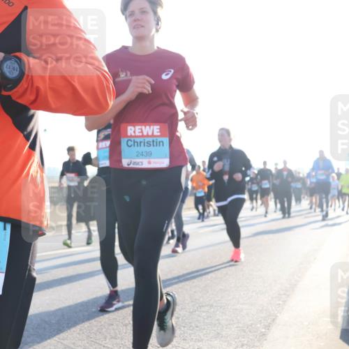 03.10.2025 - Köhlbrandbrückenlauf Luisa Fischer http://msf.ph/oto/8994217 03.10.2025 10:23:28 Position 3 00, 6, 2211, 2439 meine-sportfotos.de