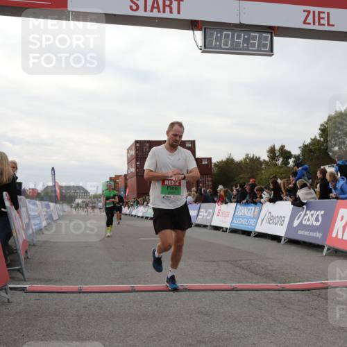 03.10.2025 - Köhlbrandbrückenlauf Yannick Fuchs http://msf.ph/oto/8994226 03.10.2025 16:04:32 Ziel 7245, 7248, 7455, 8825, 8937 meine-sportfotos.de