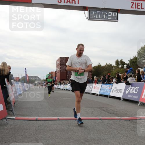 03.10.2025 - Köhlbrandbrückenlauf Yannick Fuchs http://msf.ph/oto/8994231 03.10.2025 16:04:32 Ziel 7245, 7248, 7455, 8825, 8937 meine-sportfotos.de