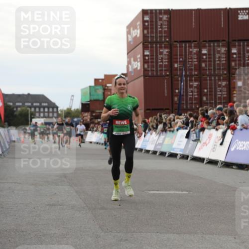 03.10.2025 - Köhlbrandbrückenlauf Yannick Fuchs http://msf.ph/oto/8994246 03.10.2025 16:04:33 Ziel 7248, 7455, 8825, 8937 meine-sportfotos.de
