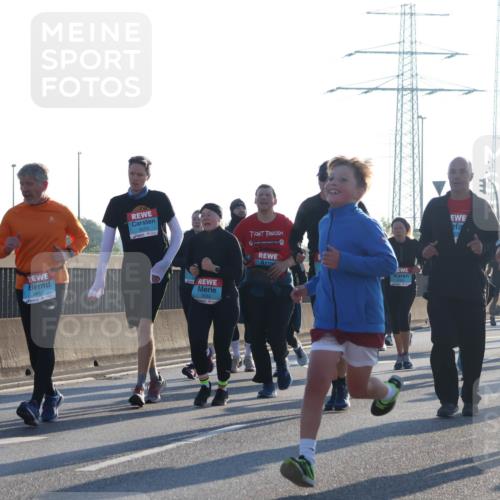 03.10.2025 - Köhlbrandbrückenlauf Luisa Fischer http://msf.ph/oto/8994252 03.10.2025 10:23:31 Position 3 2935, 3651, 2659 meine-sportfotos.de