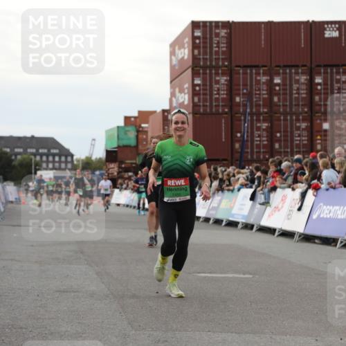 03.10.2025 - Köhlbrandbrückenlauf Yannick Fuchs http://msf.ph/oto/8994253 03.10.2025 16:04:33 Ziel 7248, 7455, 8825, 8937 meine-sportfotos.de
