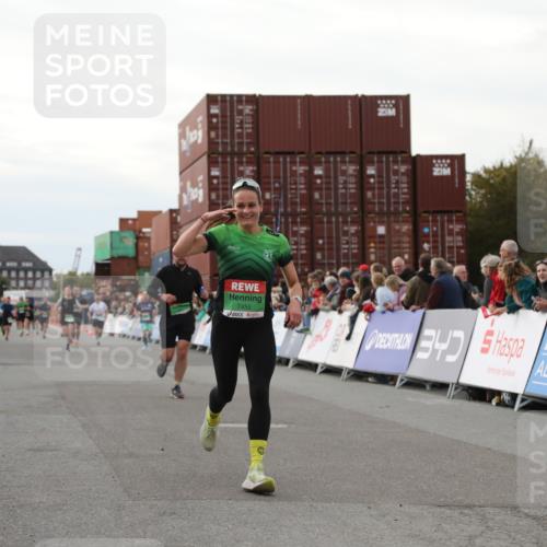 03.10.2025 - Köhlbrandbrückenlauf Yannick Fuchs http://msf.ph/oto/8994266 03.10.2025 16:04:33 Ziel 7248, 7455, 8825, 8937 meine-sportfotos.de