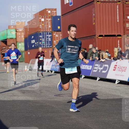 03.10.2025 - Köhlbrandbrückenlauf Michael Burmester http://msf.ph/oto/8994280 03.10.2025 09:56:04 Ziel 1095, 1230, 3223, 3249, 3332, 3337, 3834 meine-sportfotos.de
