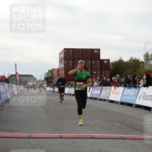 03.10.2025 - Köhlbrandbrückenlauf Yannick Fuchs http://msf.ph/oto/8994283 03.10.2025 16:04:34 Ziel 7248, 7455, 8825, 8937 meine-sportfotos.de