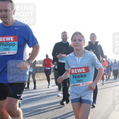 03.10.2025 - Köhlbrandbrückenlauf Luisa Fischer http://msf.ph/oto/8994297 03.10.2025 10:23:36 Position 3 2862, 2300, 2861 meine-sportfotos.de