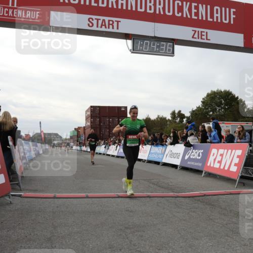03.10.2025 - Köhlbrandbrückenlauf Yannick Fuchs http://msf.ph/oto/8994304 03.10.2025 16:04:34 Ziel 7248, 7455, 8825, 8937 meine-sportfotos.de