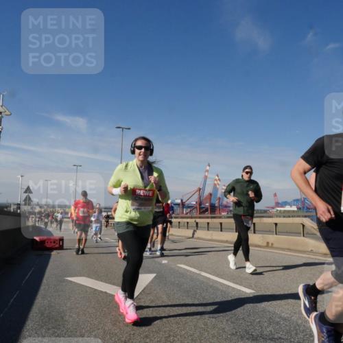 03.10.2025 - Köhlbrandbrückenlauf Matties Gatica Varas http://msf.ph/oto/8994306 03.10.2025 12:48:01 Position 2 4431 meine-sportfotos.de