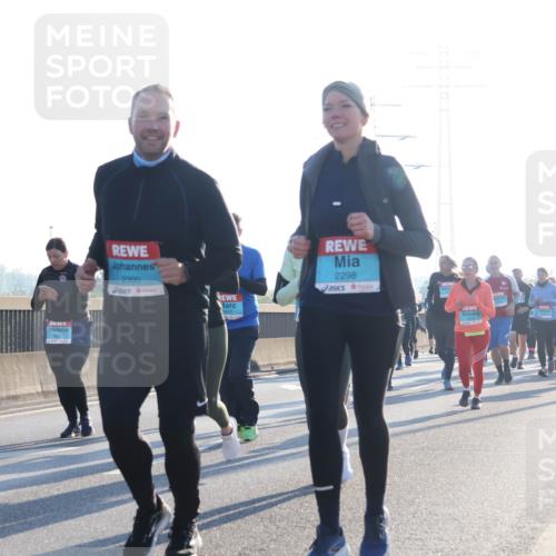 03.10.2025 - Köhlbrandbrückenlauf Luisa Fischer http://msf.ph/oto/8994307 03.10.2025 10:23:37 Position 3 1749, 1814, 2298, 2300 meine-sportfotos.de