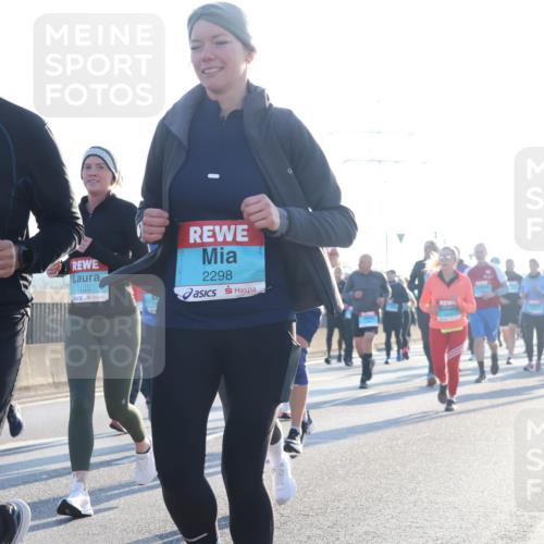03.10.2025 - Köhlbrandbrückenlauf Luisa Fischer http://msf.ph/oto/8994314 03.10.2025 10:23:38 Position 3 2300, 3105, 2298 meine-sportfotos.de