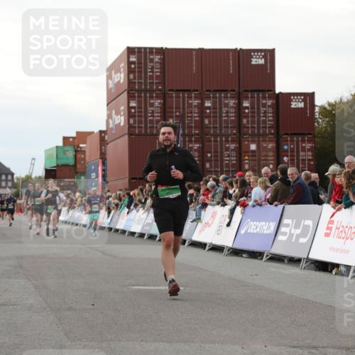 03.10.2025 - Köhlbrandbrückenlauf Yannick Fuchs http://msf.ph/oto/8994333 03.10.2025 16:04:35 Ziel 7248, 7455, 7526, 8825, 8937, 9696 meine-sportfotos.de