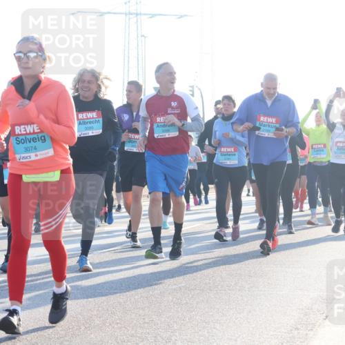 03.10.2025 - Köhlbrandbrückenlauf Luisa Fischer http://msf.ph/oto/8994335 03.10.2025 10:23:40 Position 3 3074, 3089, 10, 3088, 2781, 2184 meine-sportfotos.de