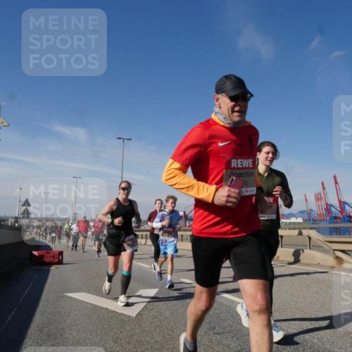 03.10.2025 - Köhlbrandbrückenlauf Matties Gatica Varas http://msf.ph/oto/8994337 03.10.2025 12:48:04 Position 2 70 meine-sportfotos.de