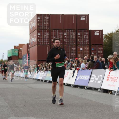 03.10.2025 - Köhlbrandbrückenlauf Yannick Fuchs http://msf.ph/oto/8994339 03.10.2025 16:04:35 Ziel 7248, 7455, 7526, 8825, 8937, 9696 meine-sportfotos.de