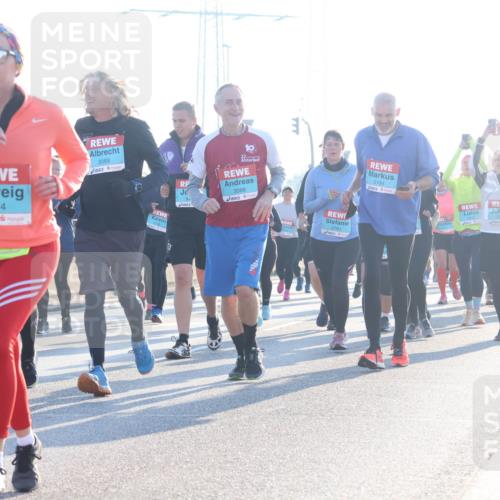 03.10.2025 - Köhlbrandbrückenlauf Luisa Fischer http://msf.ph/oto/8994340 03.10.2025 10:23:40 Position 3 3074, 3089, 10, 3088, 2184 meine-sportfotos.de